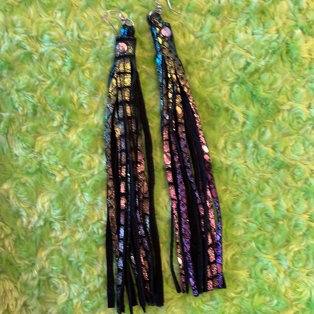 Shiny green purple fringe leather earrings - Picture 2 of 8